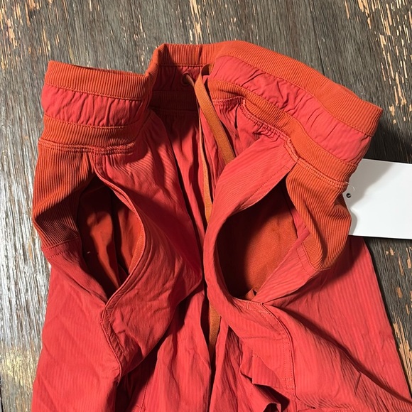 NWT Lululemon W’s Sz8 Dance Studio HR Short 3.5” in Autumn Rust. Large pockets. - Picture 6 of 9